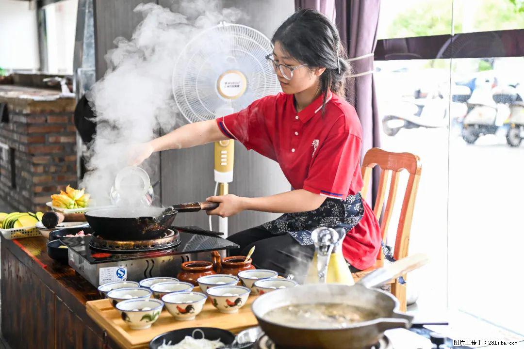 全网追的“扁担女孩”，找了一份暑假工，时薪12元 - 红河生活资讯 - 红河28生活网 honghe.28life.com